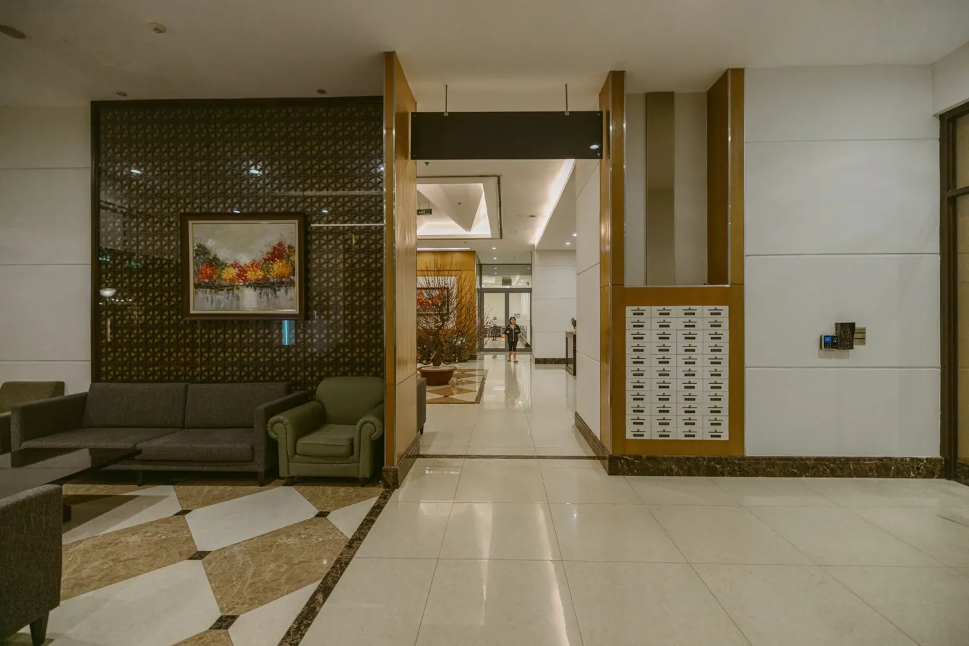 A spacious contemporary hotel lobby